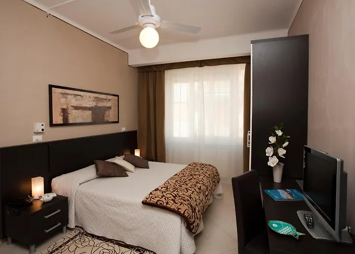 Nuovo Al Mare Готель Алассіо