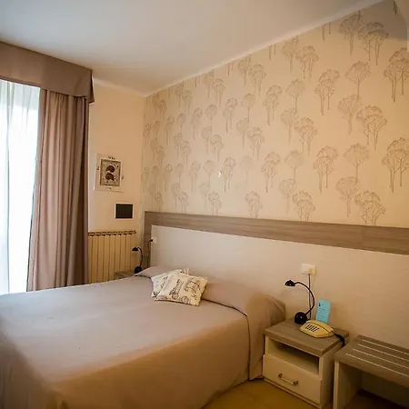 Готель Nuovo Al Mare Алассіо